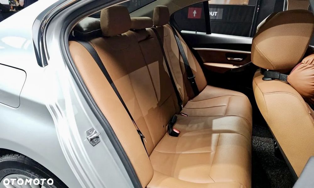 BMW Seria 3 320i Luxury Line - 15