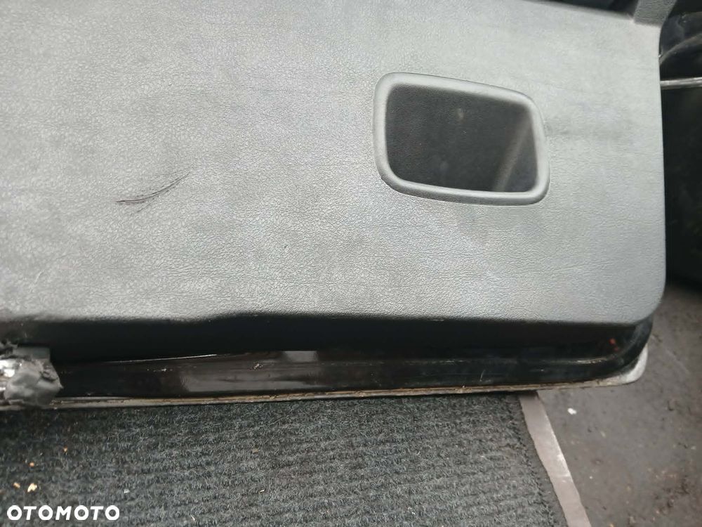 Volkswagen Golf IV klapa bagażnika kod lakieru LC9W - 7