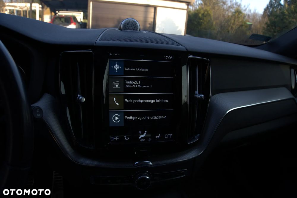 Volvo XC 60 B5 D AWD R-Design - 4