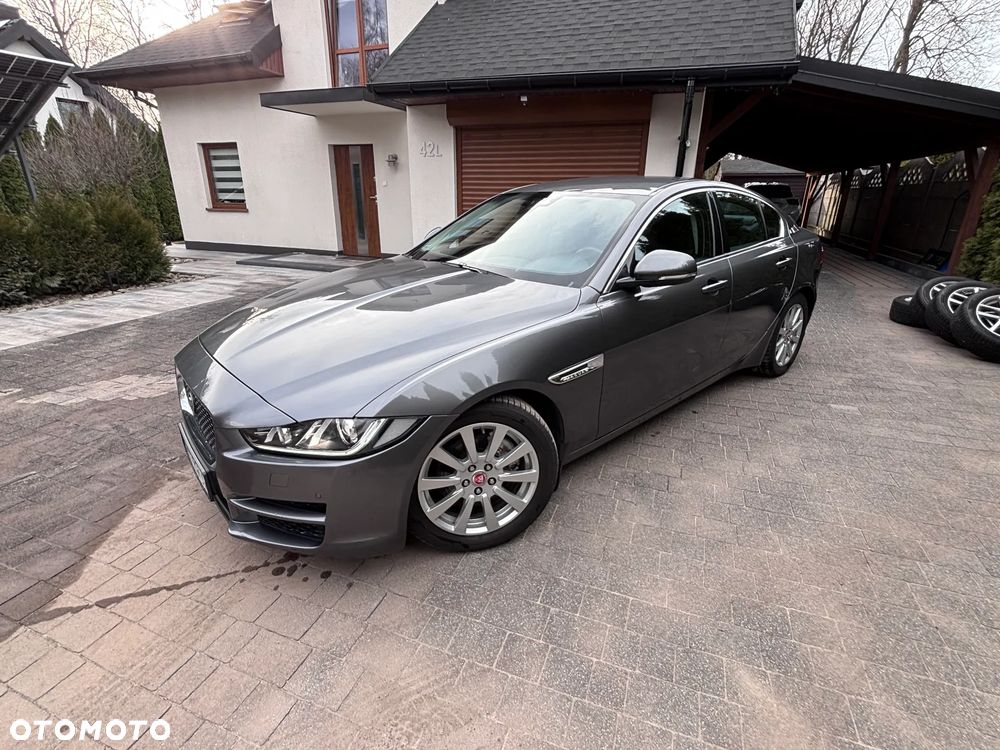 Jaguar XE 2.0 D Portfolio - 24
