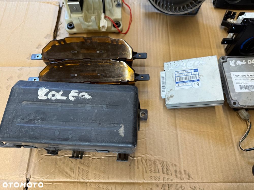 Kalos daewoo  Sterownik automatycznej skrzyni biegów 96484426 - 100  Sterownik komputera silnika 96417550 - 100  Skrzynka bezpieczników - 150  Przełącznik świateł manetka 520331-1000T - 100  Nie wiem co to FS4KB0LNZ  Zegar wyświetlacza (2sztuki) - 100 złoty sztuka  Licznik obrotomierz: 96413686 - 150 96461306 - 150  Panel nawiewu/klimatyzacji (2 sztuki) - 100 złoty sztuka  Dmuchawa nawiewu 4051-031* - 100  Wybierak do zmiany biegów kompletny automat - 400 złoty - 9