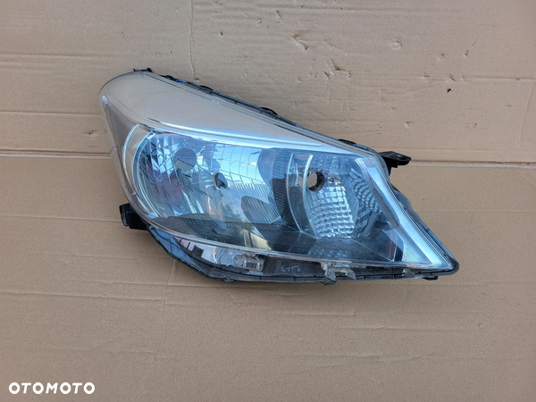 LAMPA PRAWY PRZOD TOYOTA YARIS III  0D-79