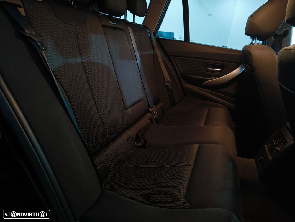 BMW 318 d Touring Aut. - 24