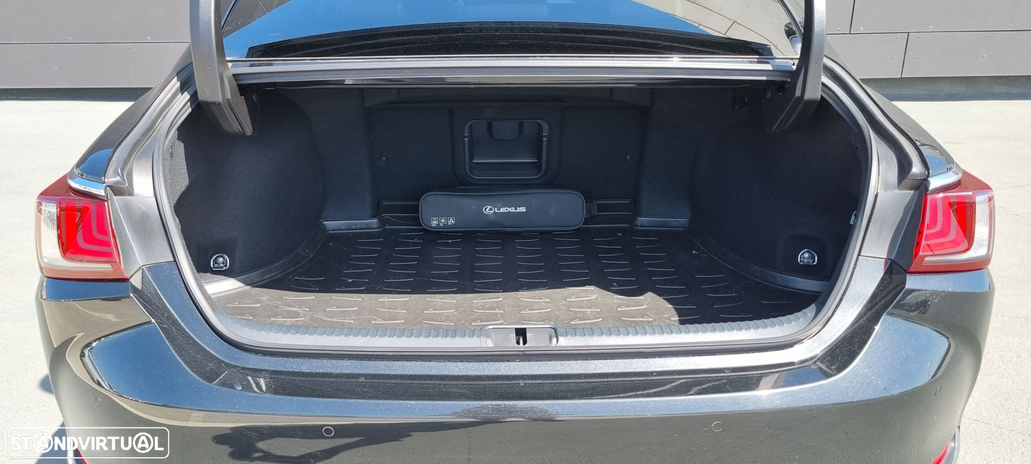 Lexus ES 300h Special Edition - 10