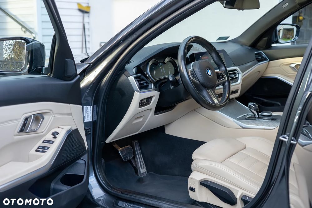 BMW Seria 3 320i xDrive M Sport - 12