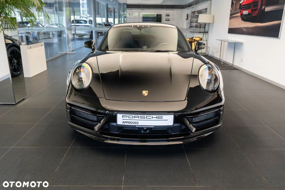 Porsche 911 Carrera 4 GTS - 3