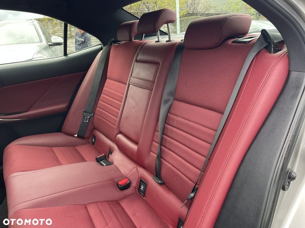 Lexus IS 300h F Sport Edition - 12