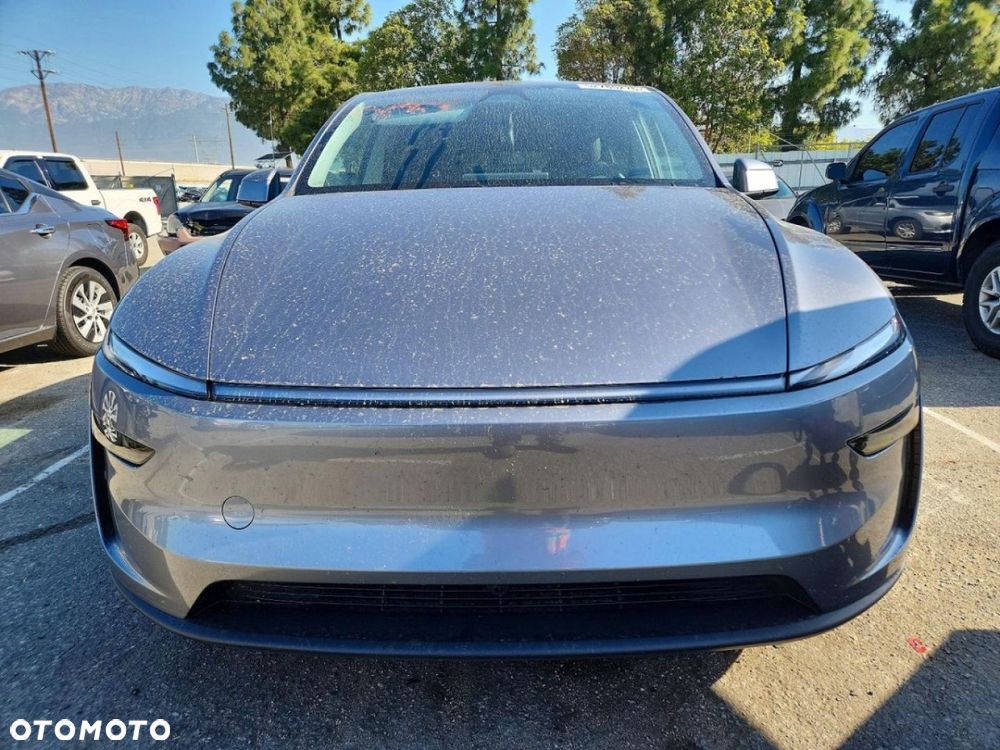 Tesla Model Y - 6