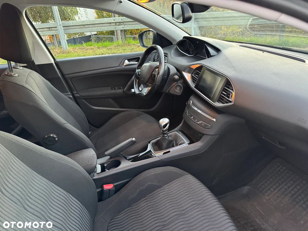Peugeot 308 1.2 PureTech Allure S&S - 17