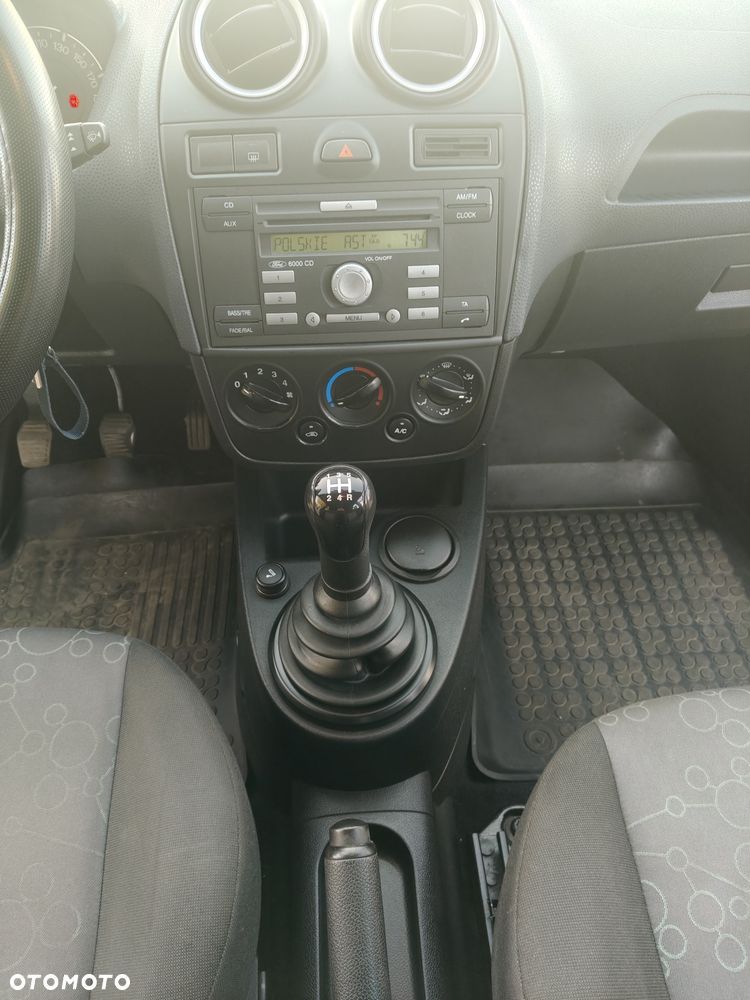 Ford Fiesta 1.3 Futura - 12