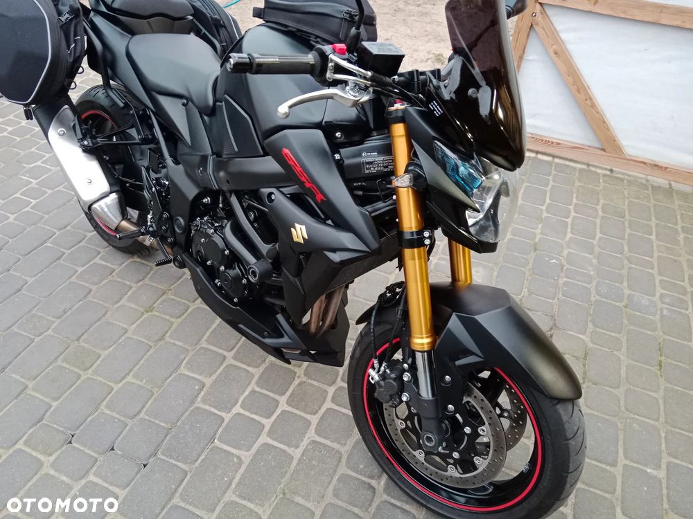 Suzuki GSR - 10