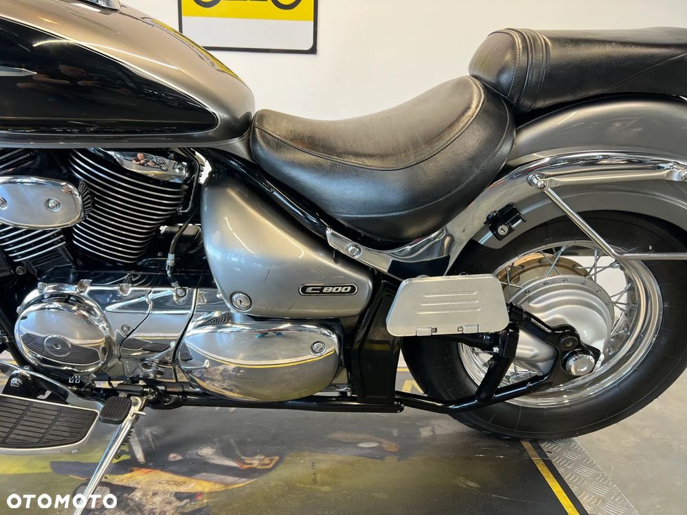 Suzuki Intruder - 13