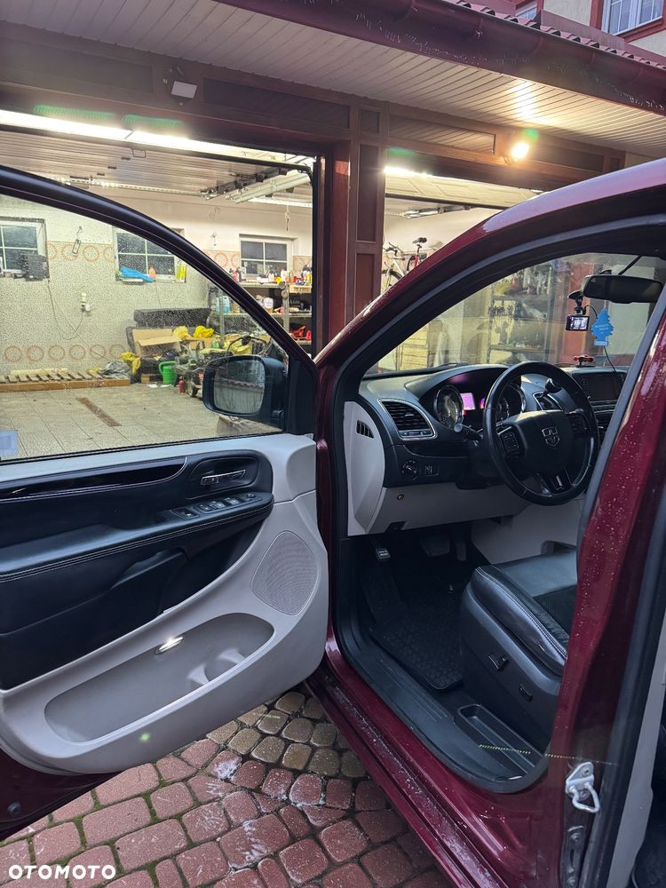 Dodge Grand Caravan - 10