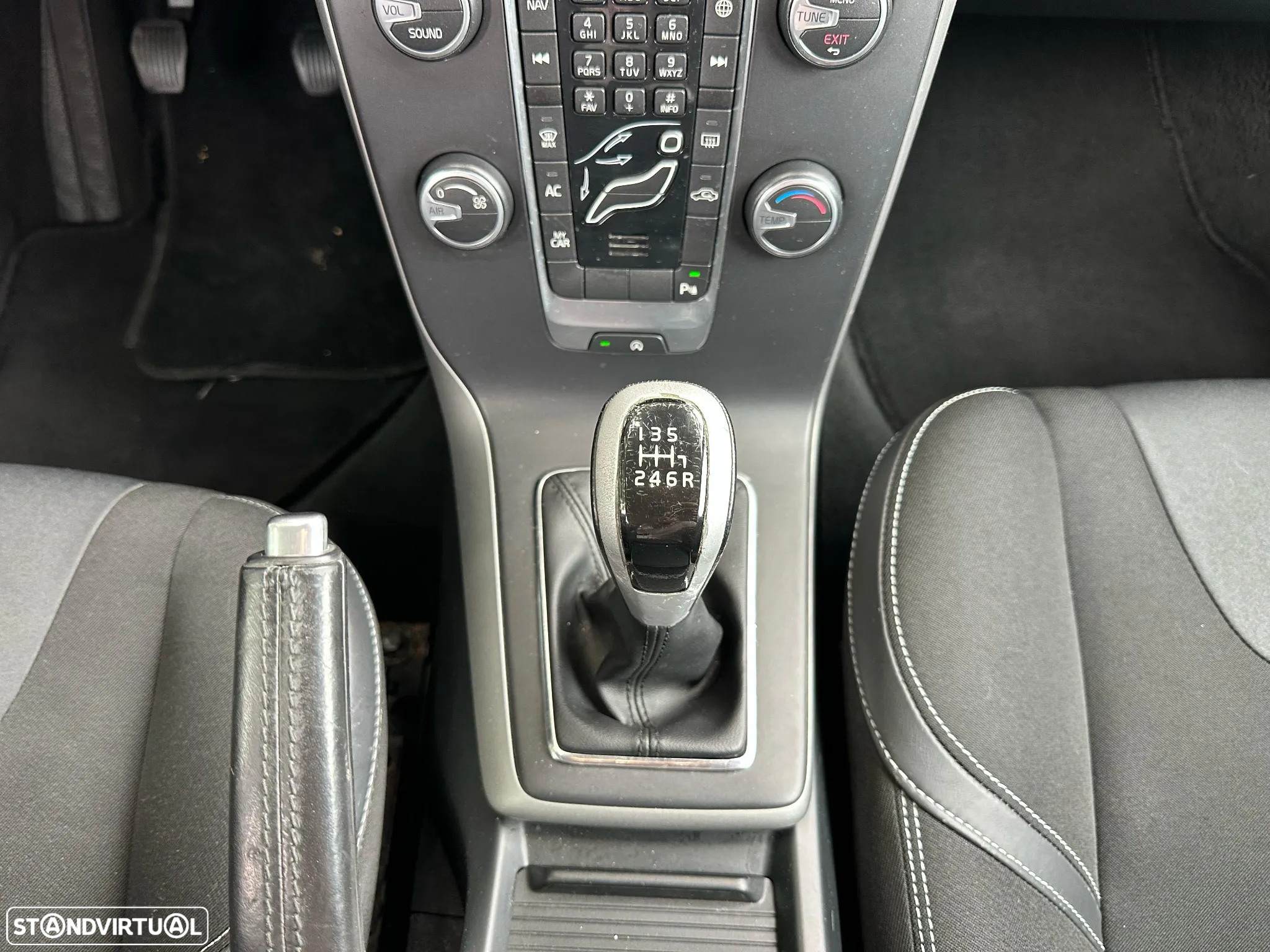 Volvo V40 2.0 D2 Momentum Eco - 25