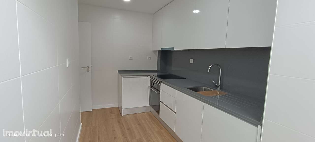 T2 com varanda e cozinha separada em Alverca - Grande imagem: 2/16