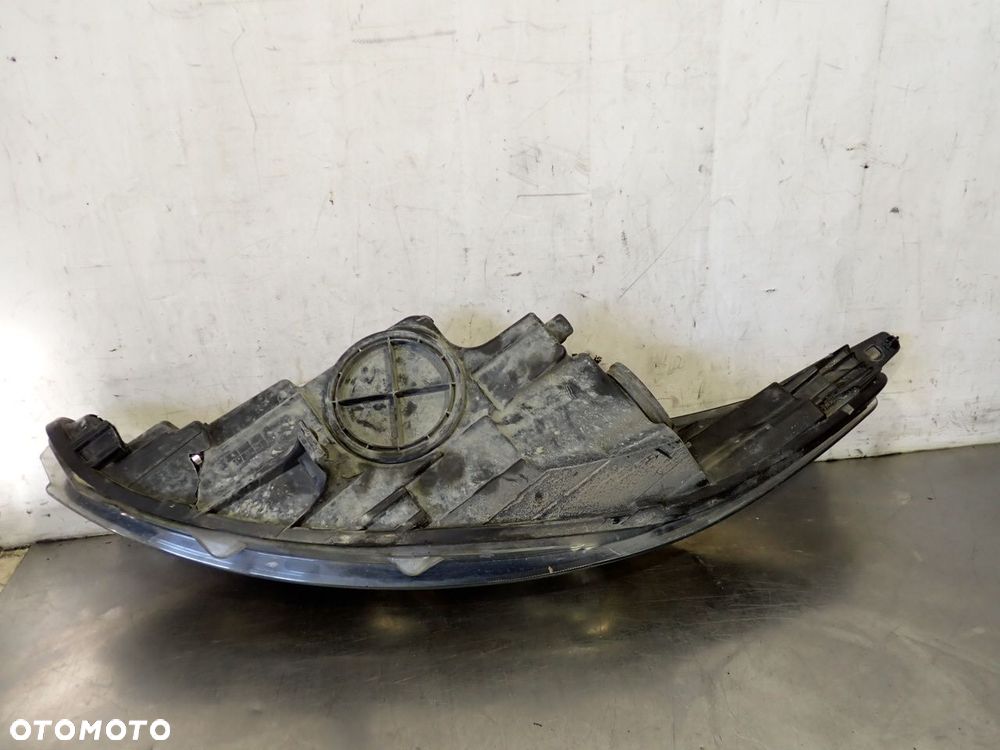 LAMPA PRAWA PRZEDNIA FORD FIESTA MK7 8A61-13W029-AJ - 3