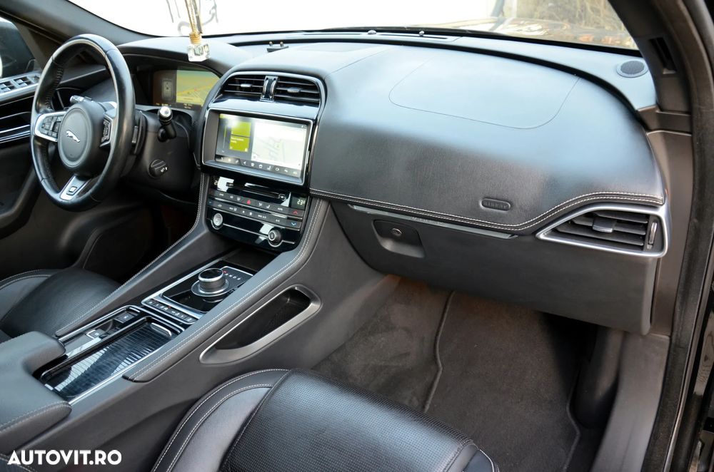 Jaguar F-Pace 20d AWD Aut. R-Sport - 23