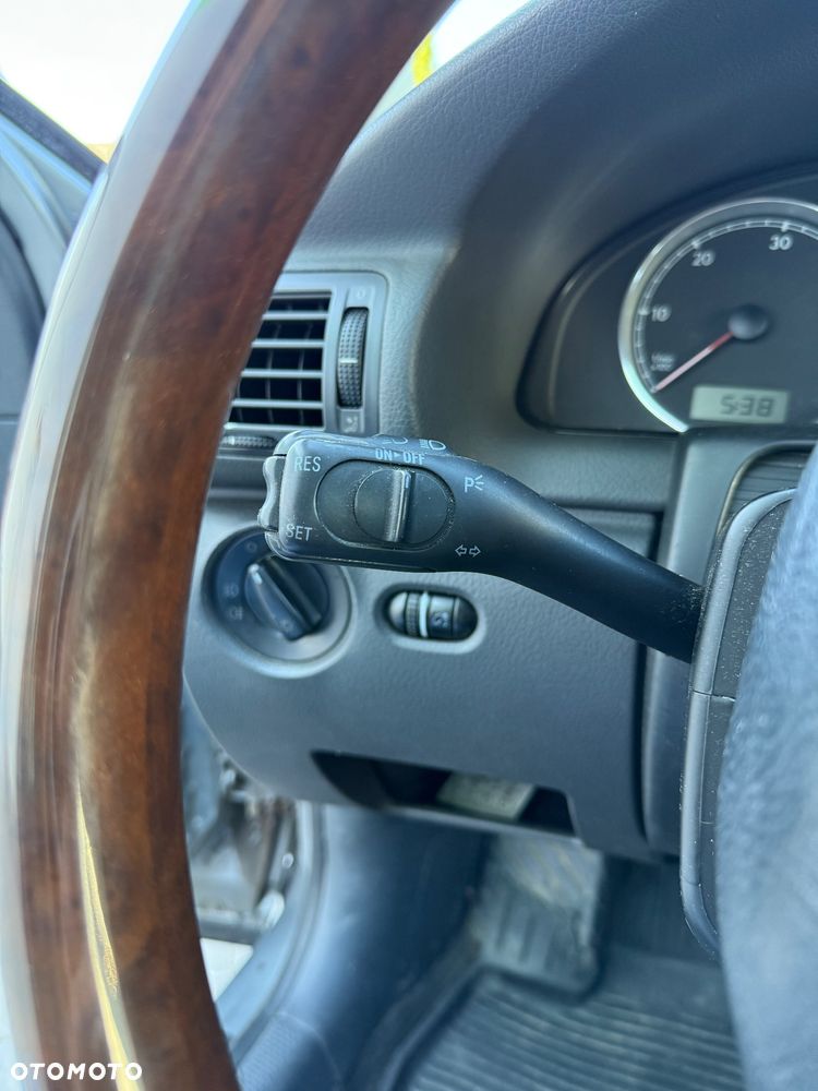 Volkswagen Passat 1.9 TDI Highline - 25