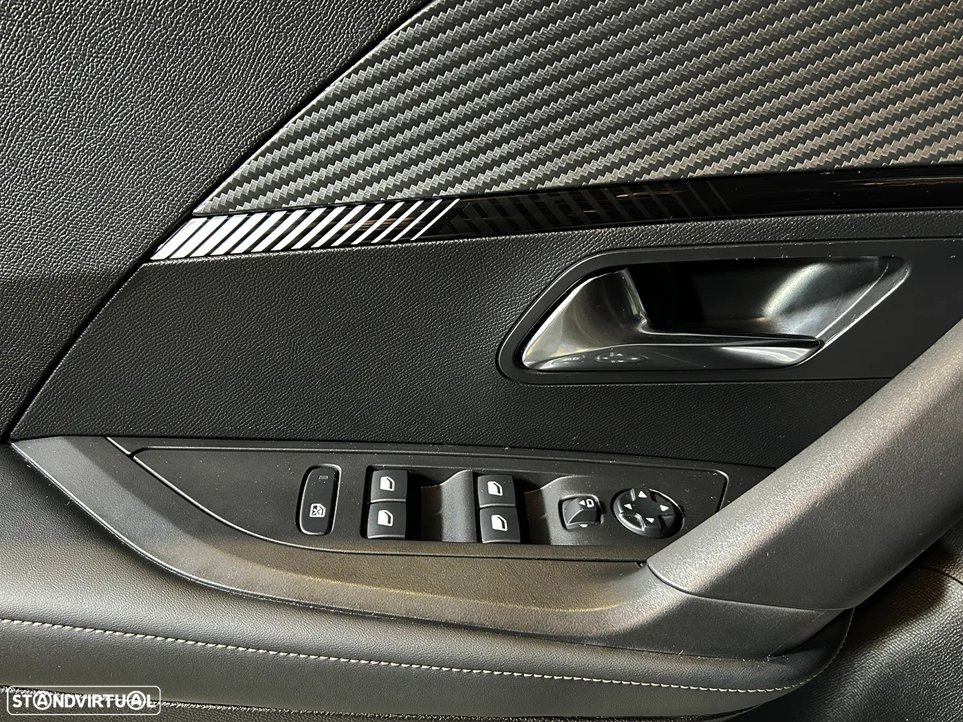 Peugeot 2008 1.2 PureTech Allure EAT8 - 17