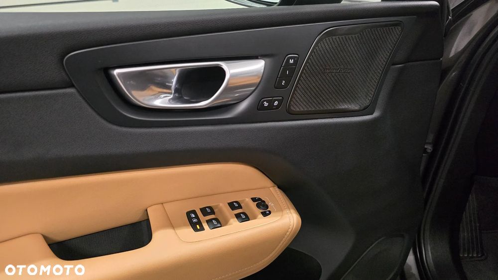 Volvo XC 60 B4 D AWD Plus Dark - 16