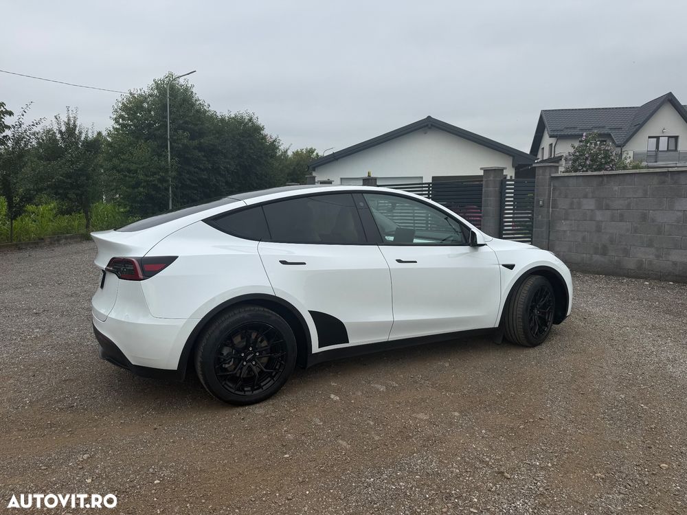 Tesla Model Y - 4