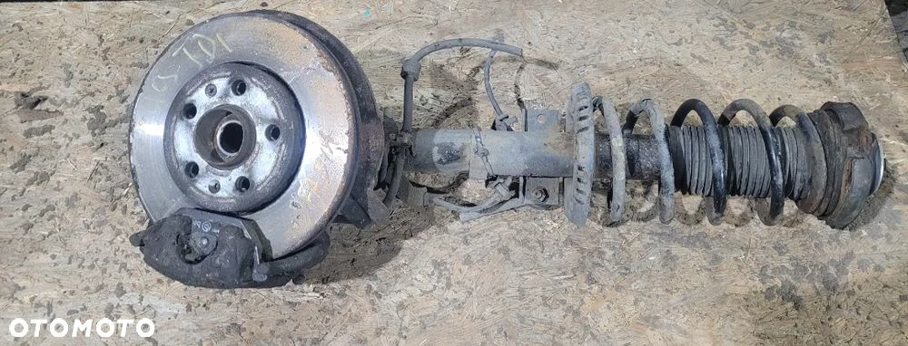 Skoda Fabia 1,9 tdi zwrotnica piasta - 2