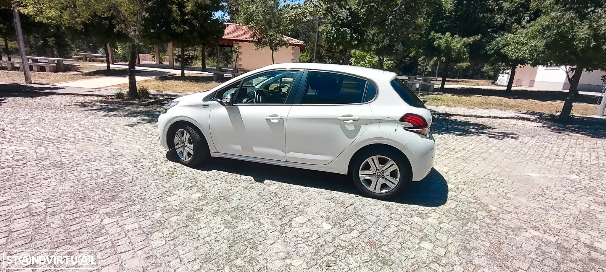 Peugeot 208 1.2 PureTech Signature - 9