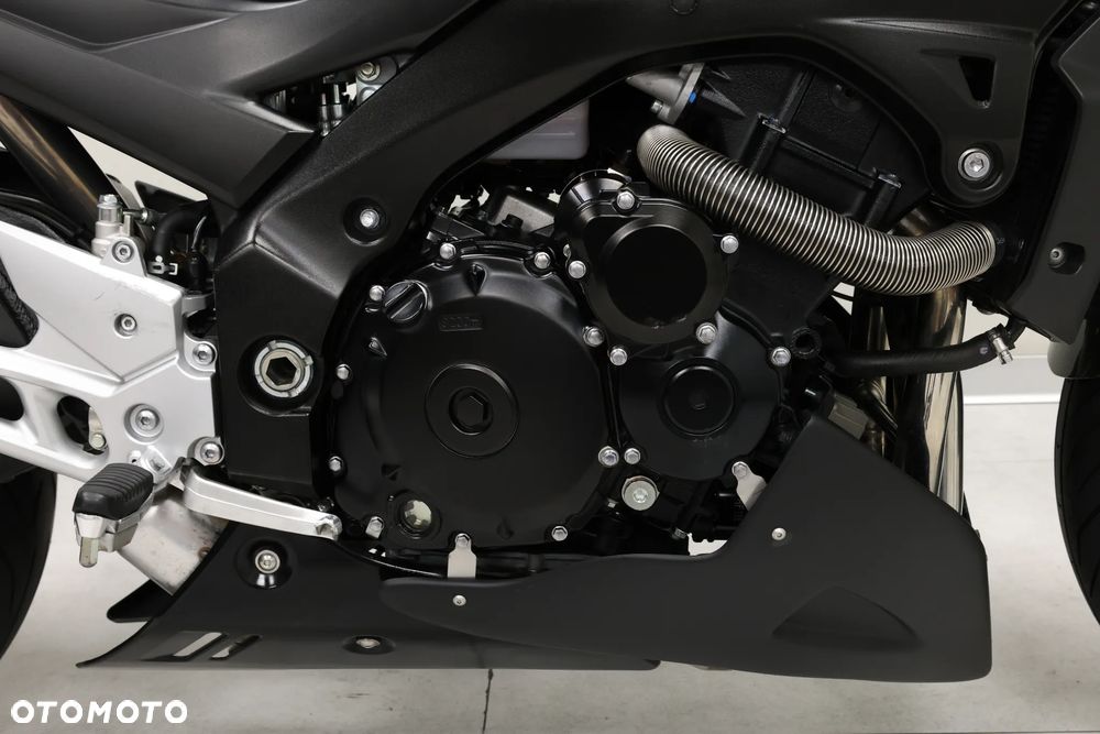 Suzuki GSR - 22