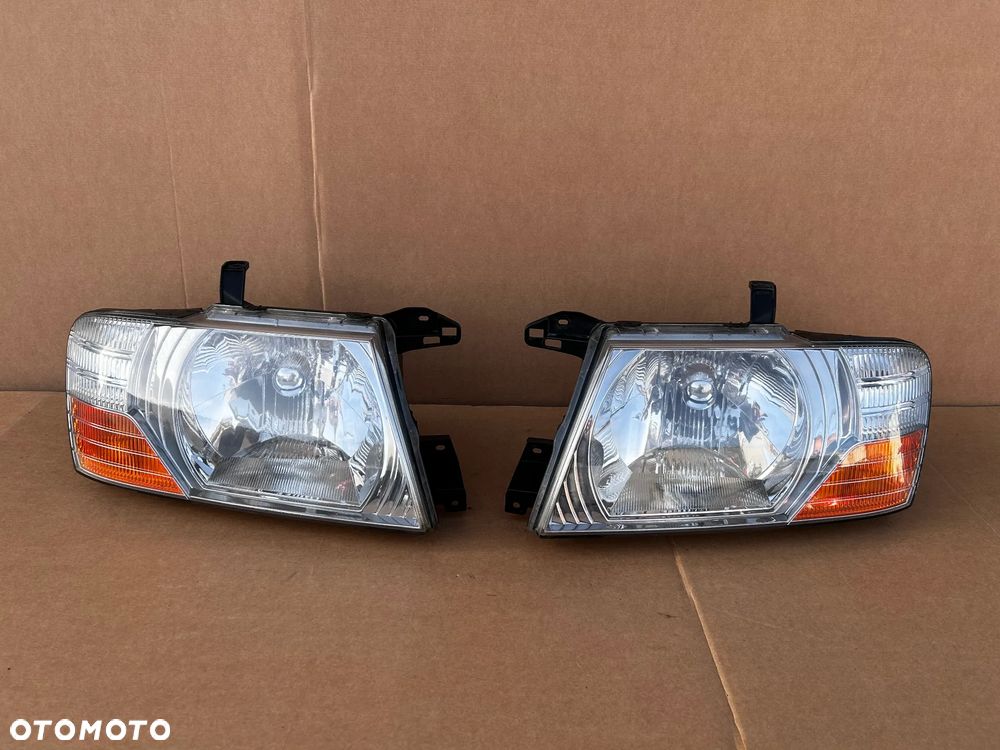 MITSUBISHI PAJERO LAMPA REFLEKTOR PRZÓD PRZEDNIA PRAWA LEWA
