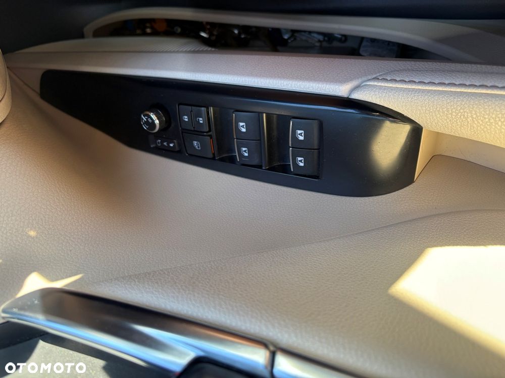 Toyota Camry 2.5 Hybrid Executive CVT - 17