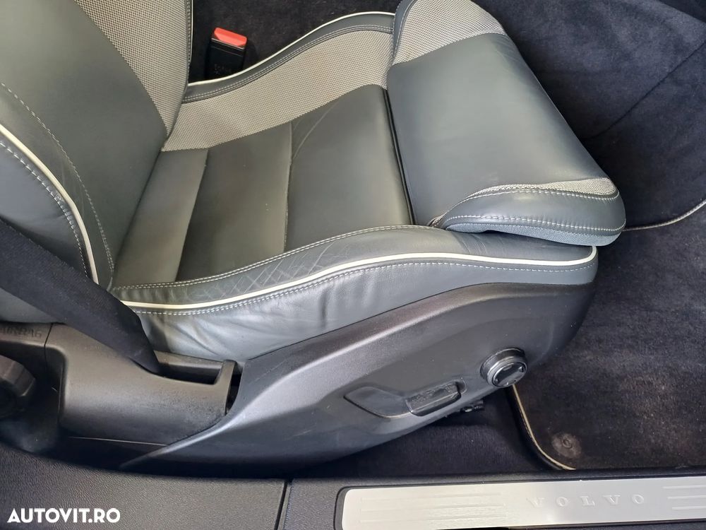 Volvo S60 B4 MHEV AT Plus Dark - 22