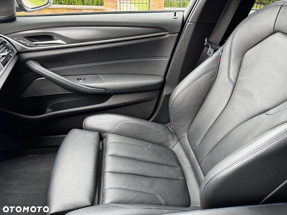 BMW Seria 5 M550i xDrive sport - 23
