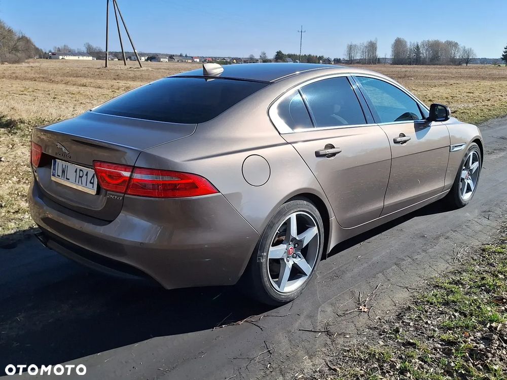 Jaguar XE 2.0 D Prestige - 8