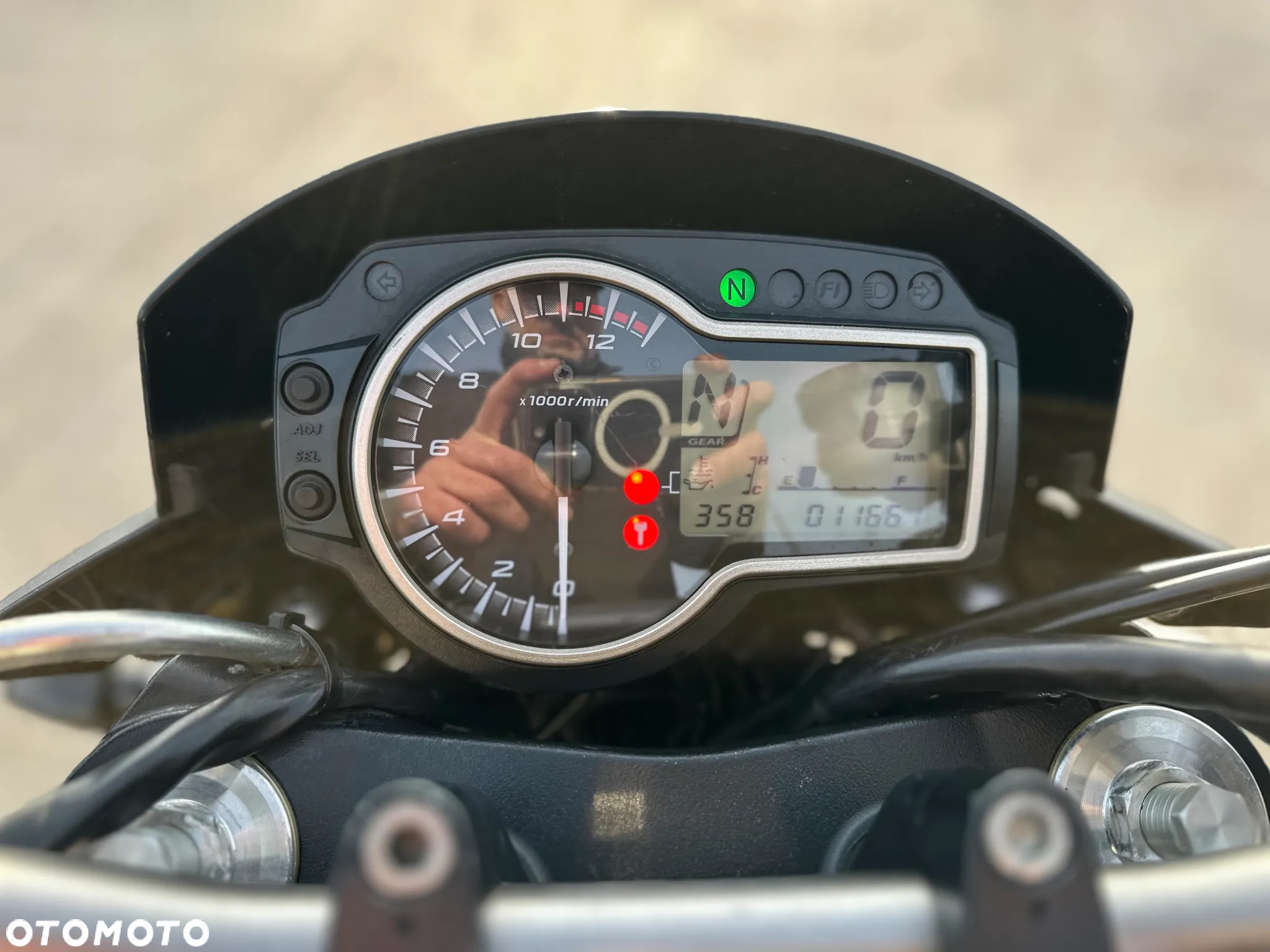 Suzuki GSR - 16