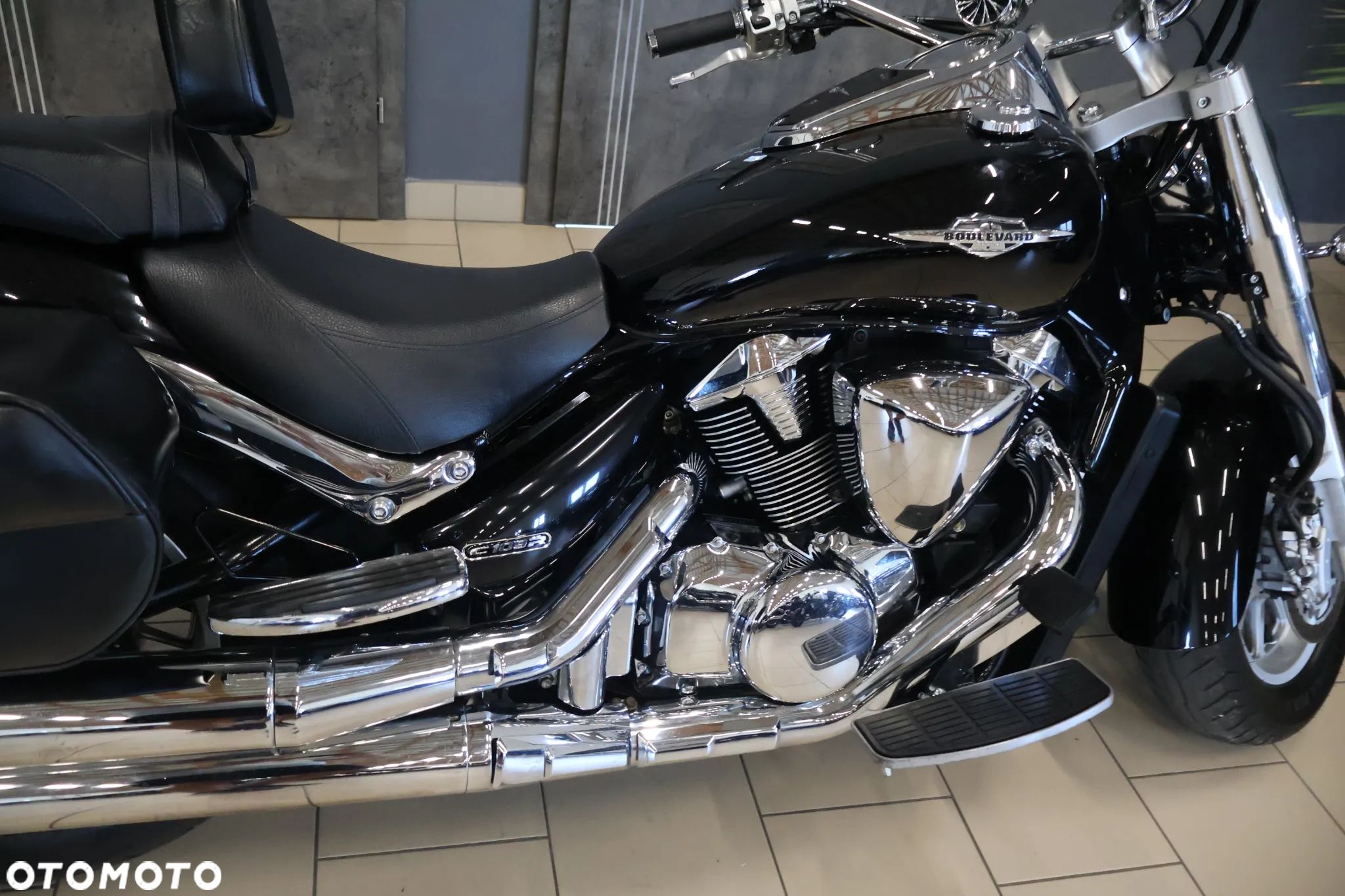 Suzuki Intruder - 10