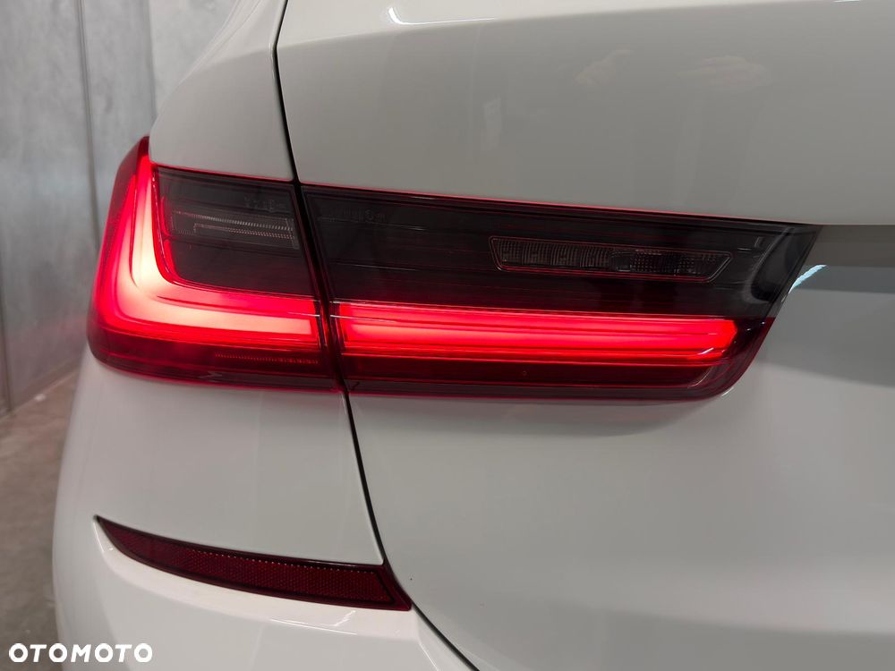 BMW Seria 3 330i xDrive M Sport sport - 12