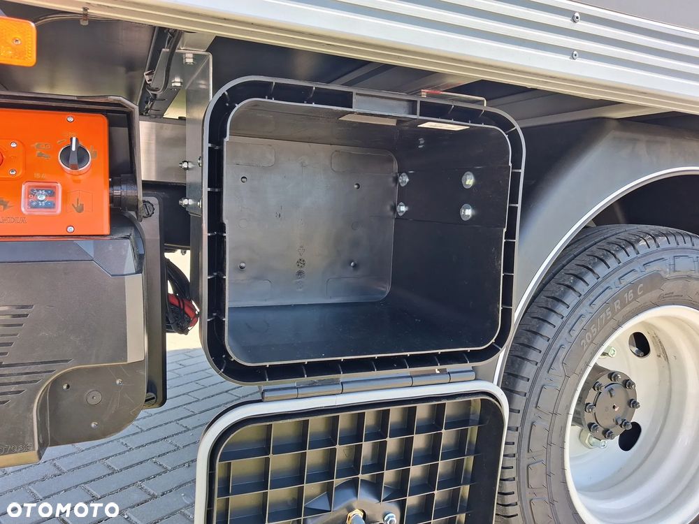 Isuzu M27H kontener z windą - 12