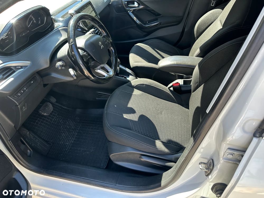Peugeot 208 1.2 PureTech Allure S&S EAT6 - 3