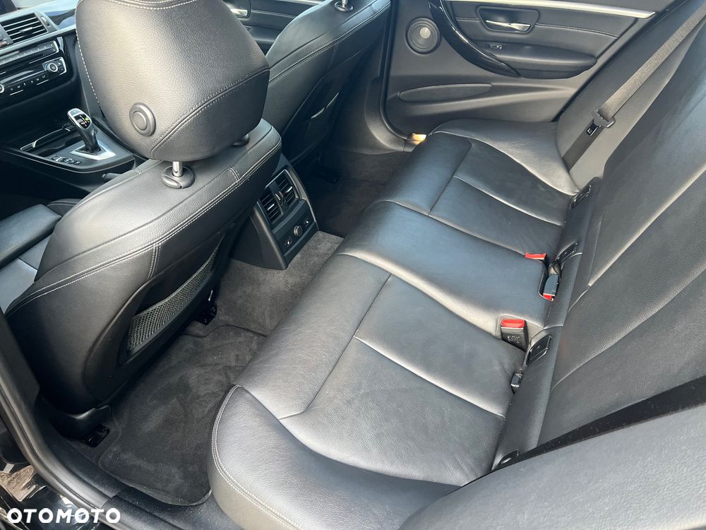 BMW Seria 3 330i xDrive Edition M Sport Shadow - 26
