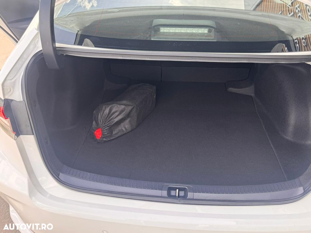 Toyota Corolla 1.8 HSD Business - 10