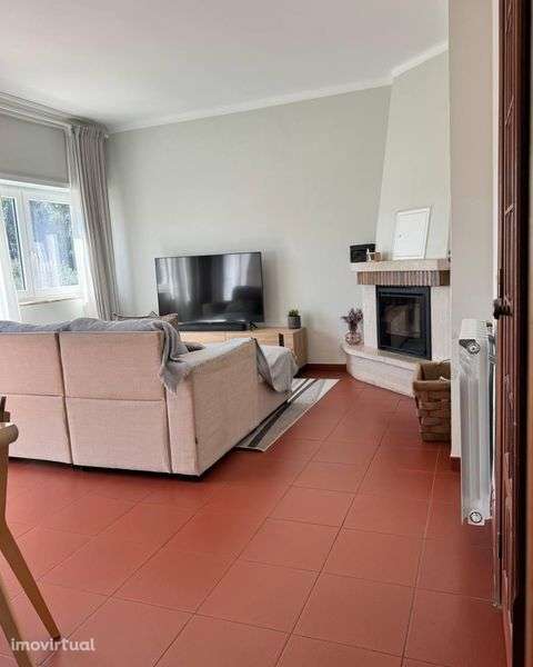 Moradia T3+1 renovada com terreno, garagem ampla e painéis solares - Grande imagem: 4/12