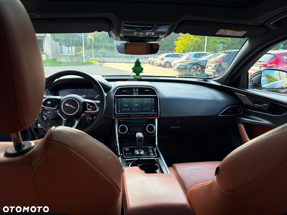 Jaguar XE 2.0 P250 R-Dynamic HSE - 4