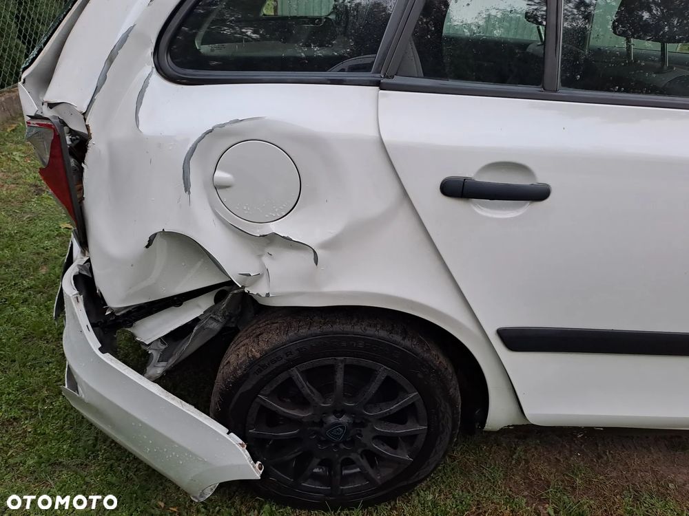 Skoda Fabia 2012 photo 3