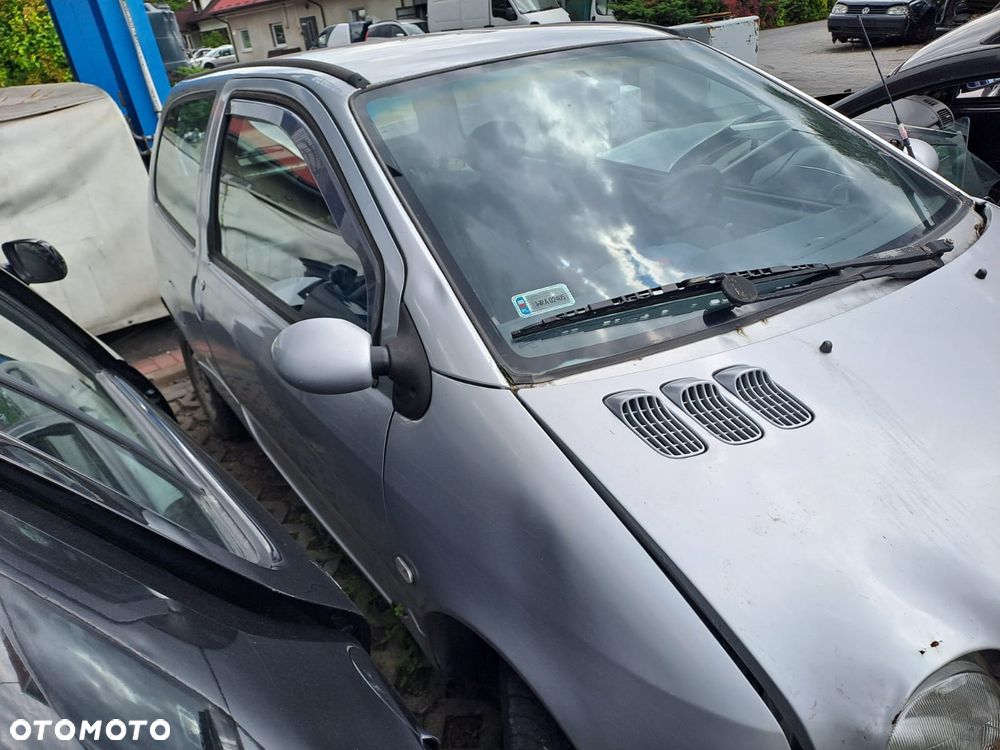 Renault Twingo (98-07r.) 1.2 B 54KM. Silnik C3G 700 ; C3G 702 Skrzynia JB1052. Cały na części. GWARANCJA !!! Przód Tył Zestaw Komplet Drzwi Klapa Zderzak Błotnik Maska Grill Atrapa Szyba Pas Lampa Lusterko Boczki Fotel Kanapa Kokpit Deska Rozdzielcza Przełącznik Włącznik Sterownik Przewody Wiązka Instalacja Moduł Komputer Czujnik Listwa Pompa Alternator Wtryski Głowica Rozrusznik Kompresor Sprzęgło Dwumas Silnik Skrzynia ABS Klimatyzacji Paliwa Wspomagania Kolektor Turbina Przepustnica Zawór Chłodnica Koło Hak Belka Sanki Zawieszenie Mcpherson Półoś Amortyzator Wydech Tłumik Zacisk Most - 5