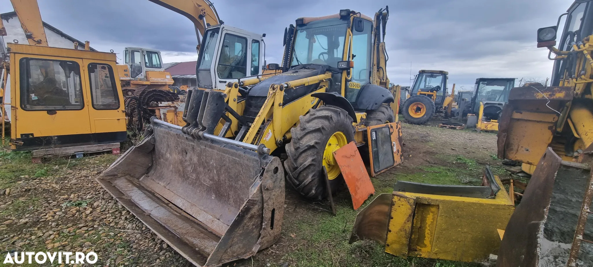 Dezmembrez KOMATSU WB97 S - 3