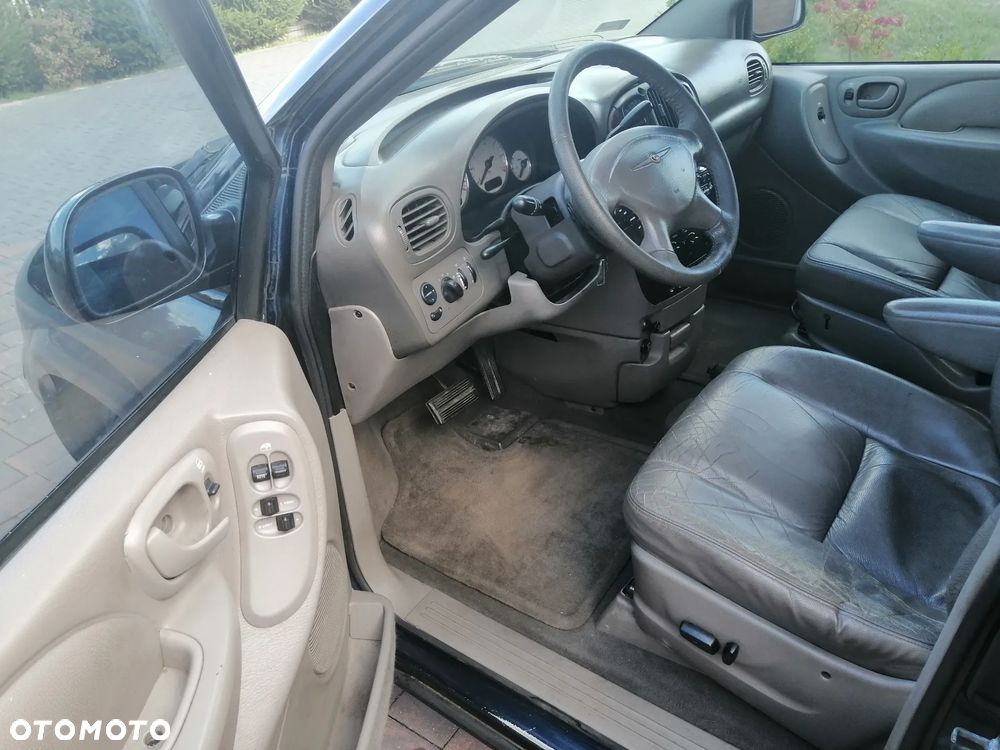 Chrysler Voyager 3.3 LX - 12