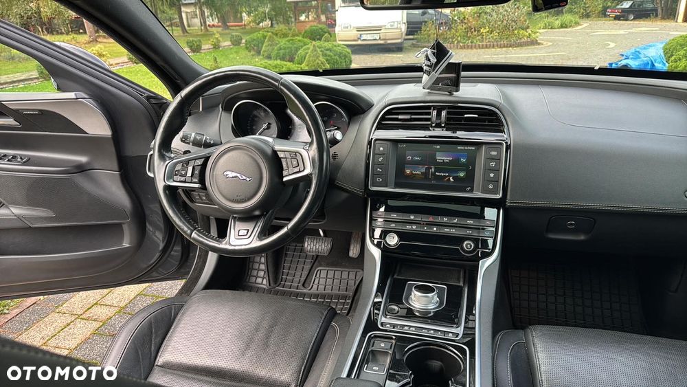 Jaguar XE 2.0 D R-Sport - 10