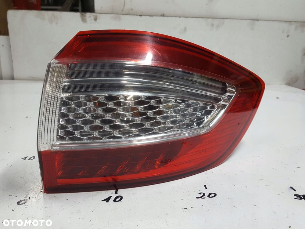 FORD MONDEO MK4 LIFT 10-14r KOMBI LAMPA PRAWA TYŁ - 1