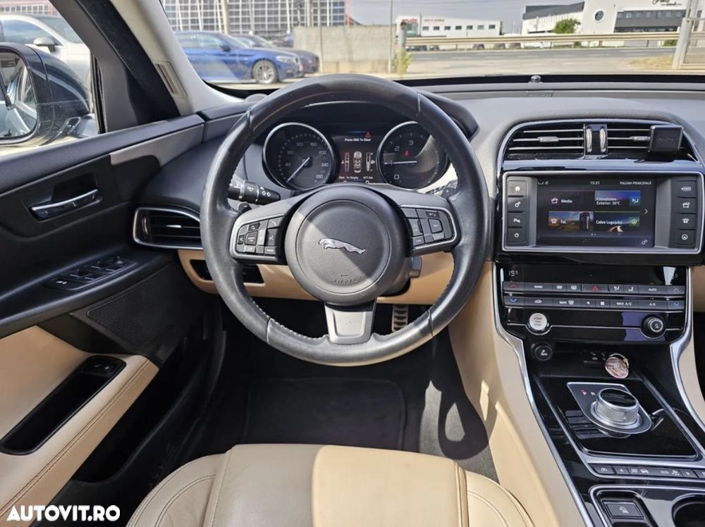 Jaguar XE 2.0 Prestige - 17