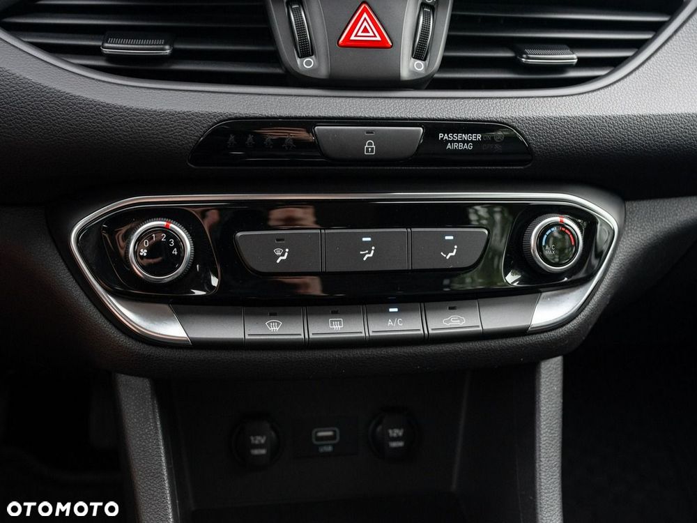 Hyundai i30 1.5 DPI Classic + - 17